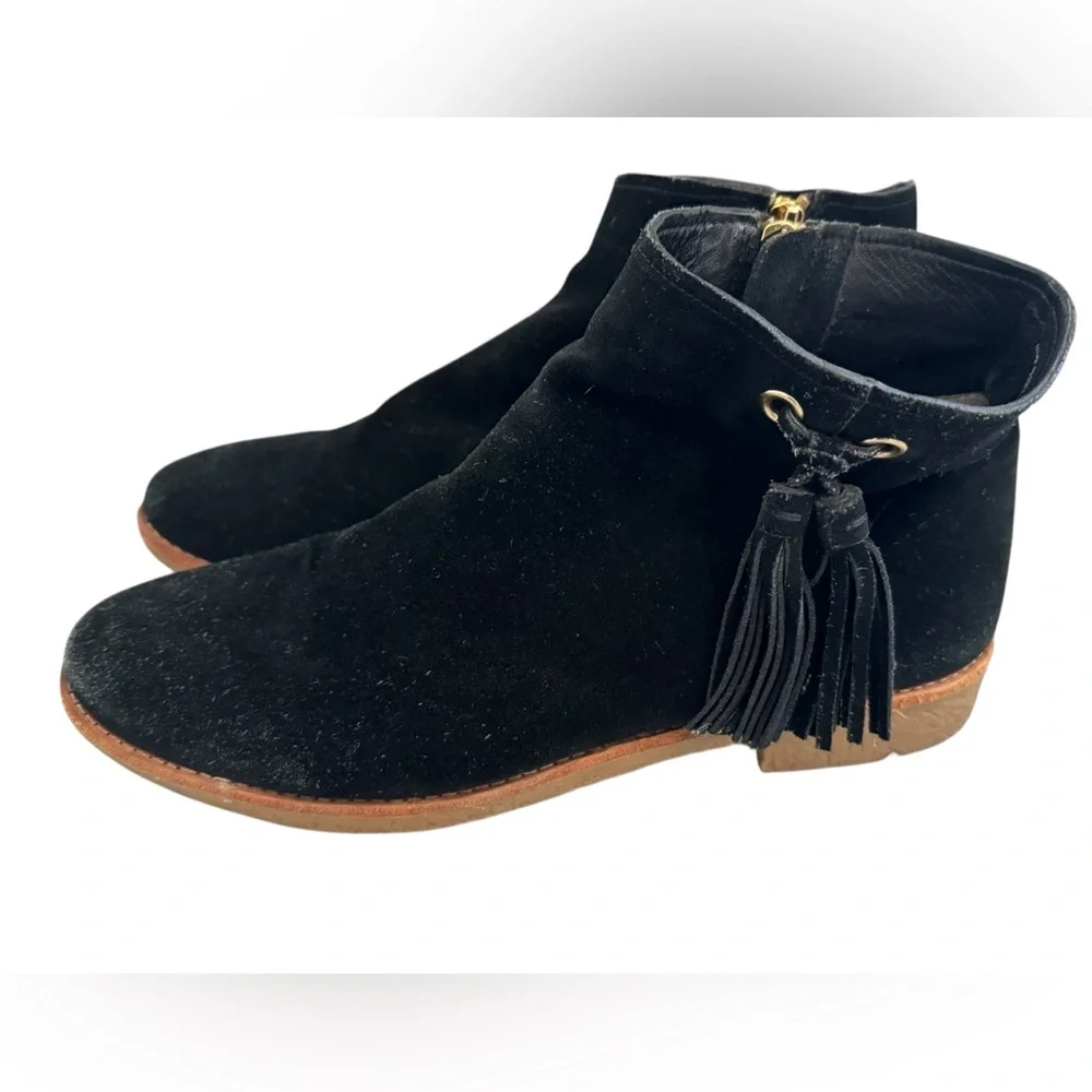 Kate Spade black suede leather zip up ankle booty with tassle. Woman’s size 11